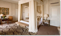 Une chambre du château Les Crayères – meubles style Louis XVI / Taillardat